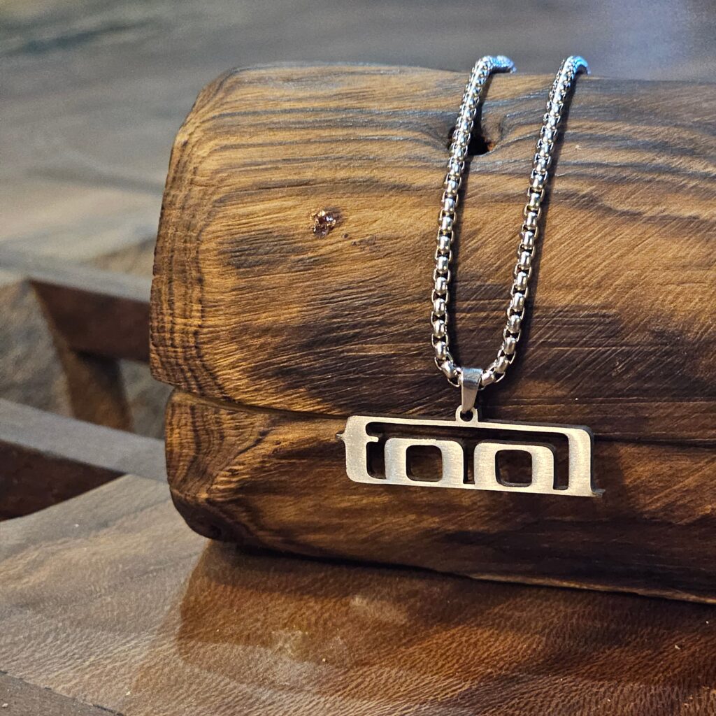 گردنبند تول (Tool)