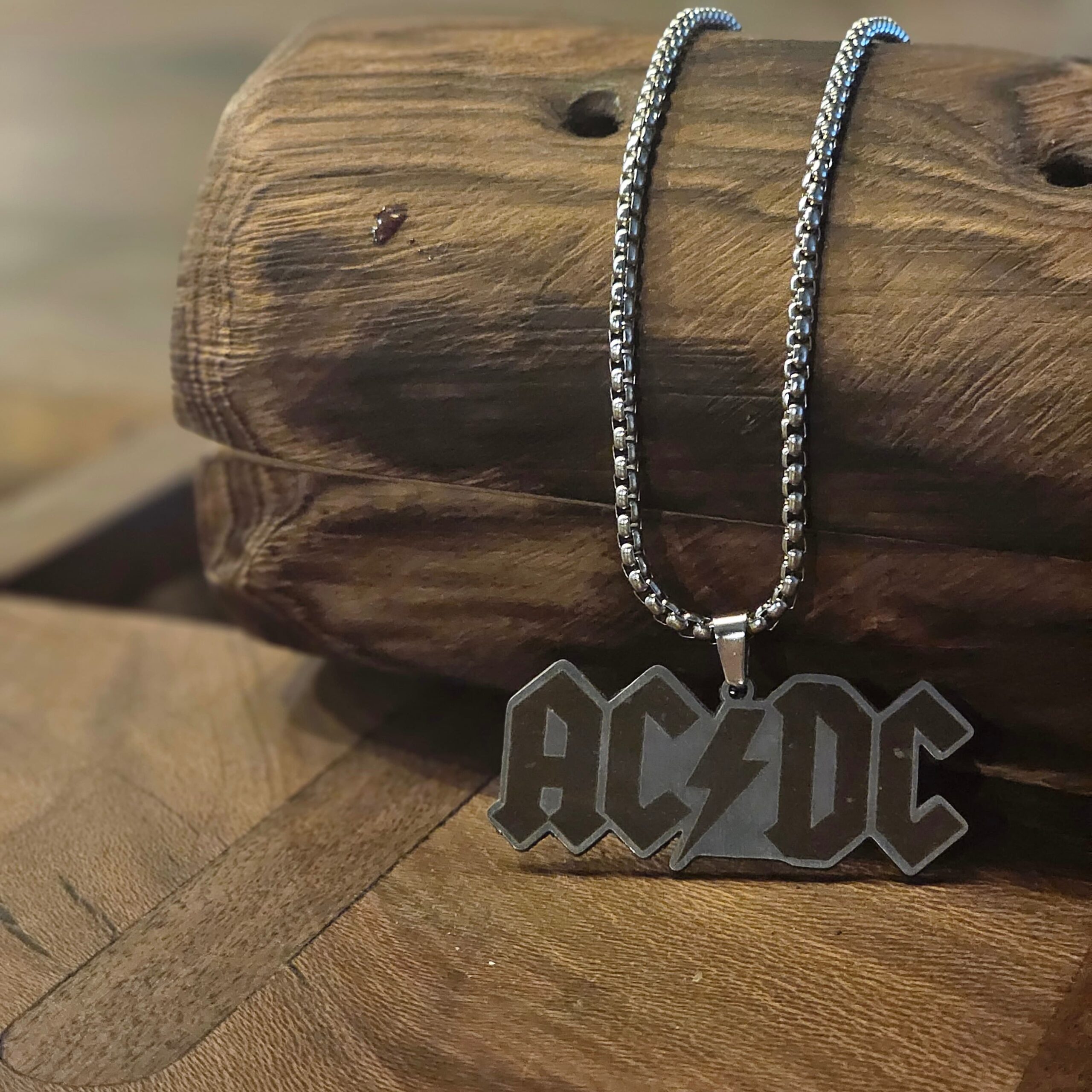 گردنبند ایسیدیسی (AC/DC) گردنبند ایسیدیسی (AC/DC)