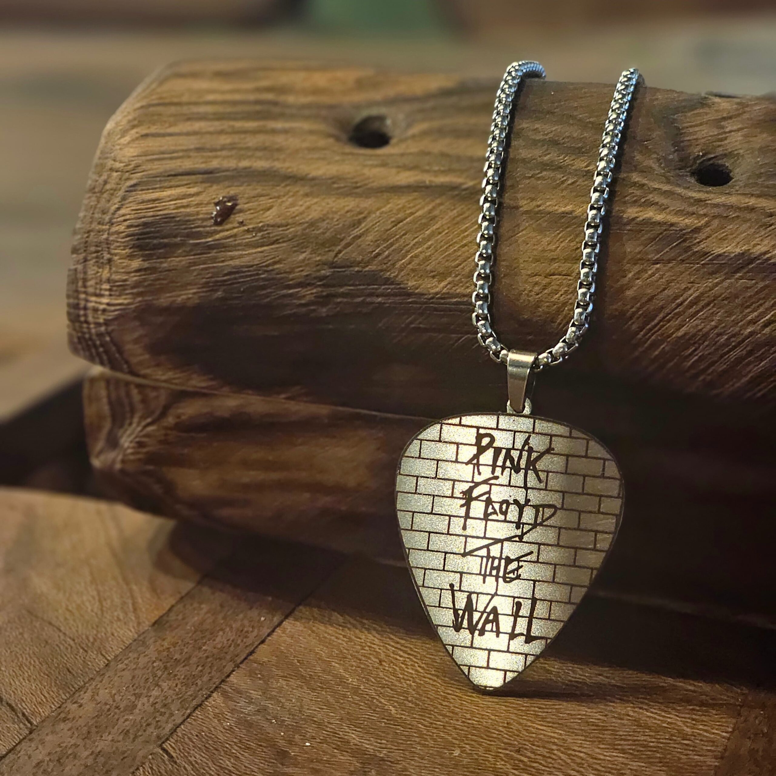 گردنبند پینک فلوید Pink Floyd – The Wall گردنبند پینک فلوید Pink Floyd – The Wall
