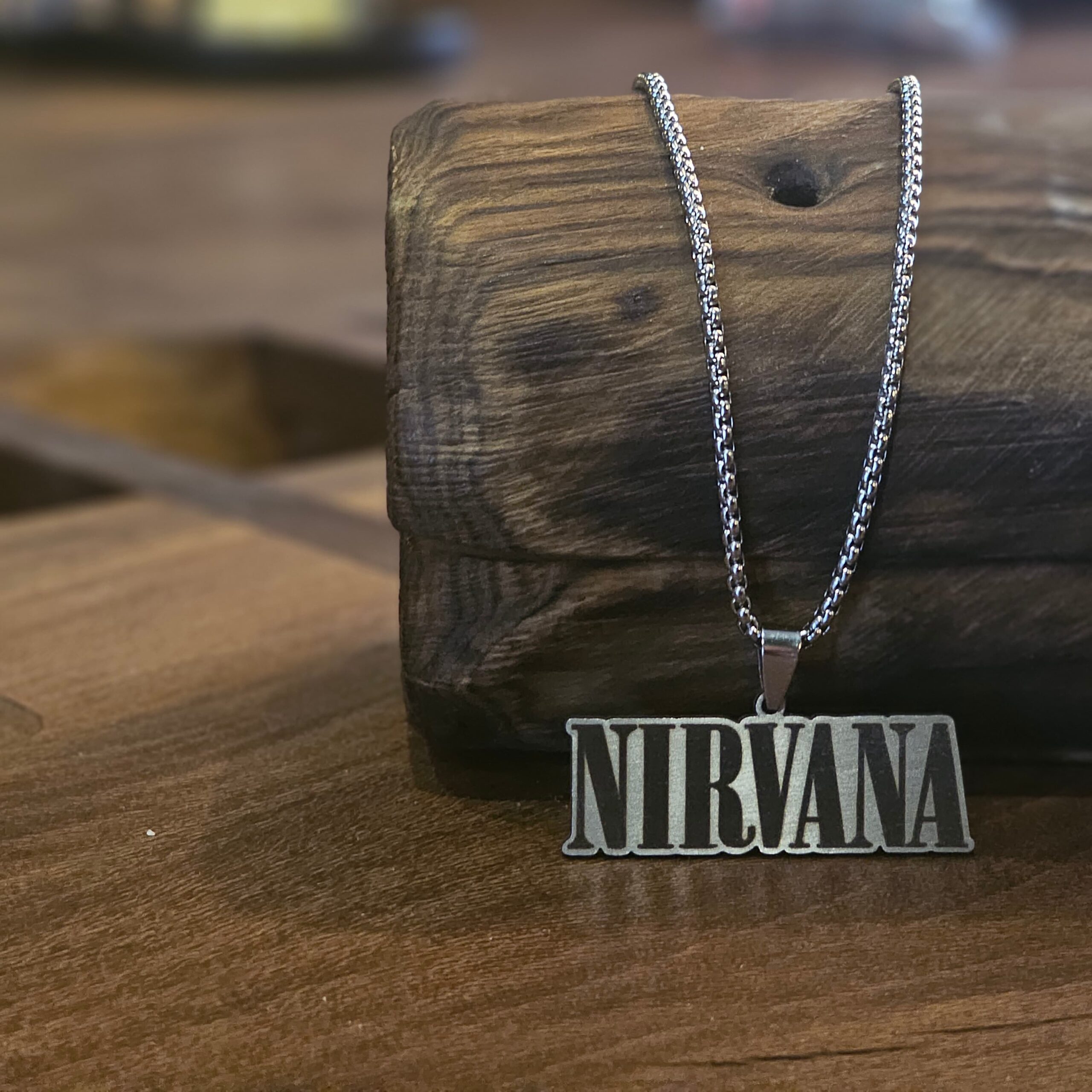 گردنبند نیروانا (تکست) (Nirvana Text Logo) گردنبند نیروانا (تکست) (Nirvana Text Logo)