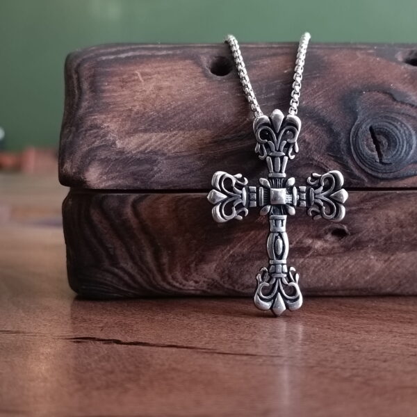 گردنبند صلیب کروم هارتز (Chrome Hearts Cross)
