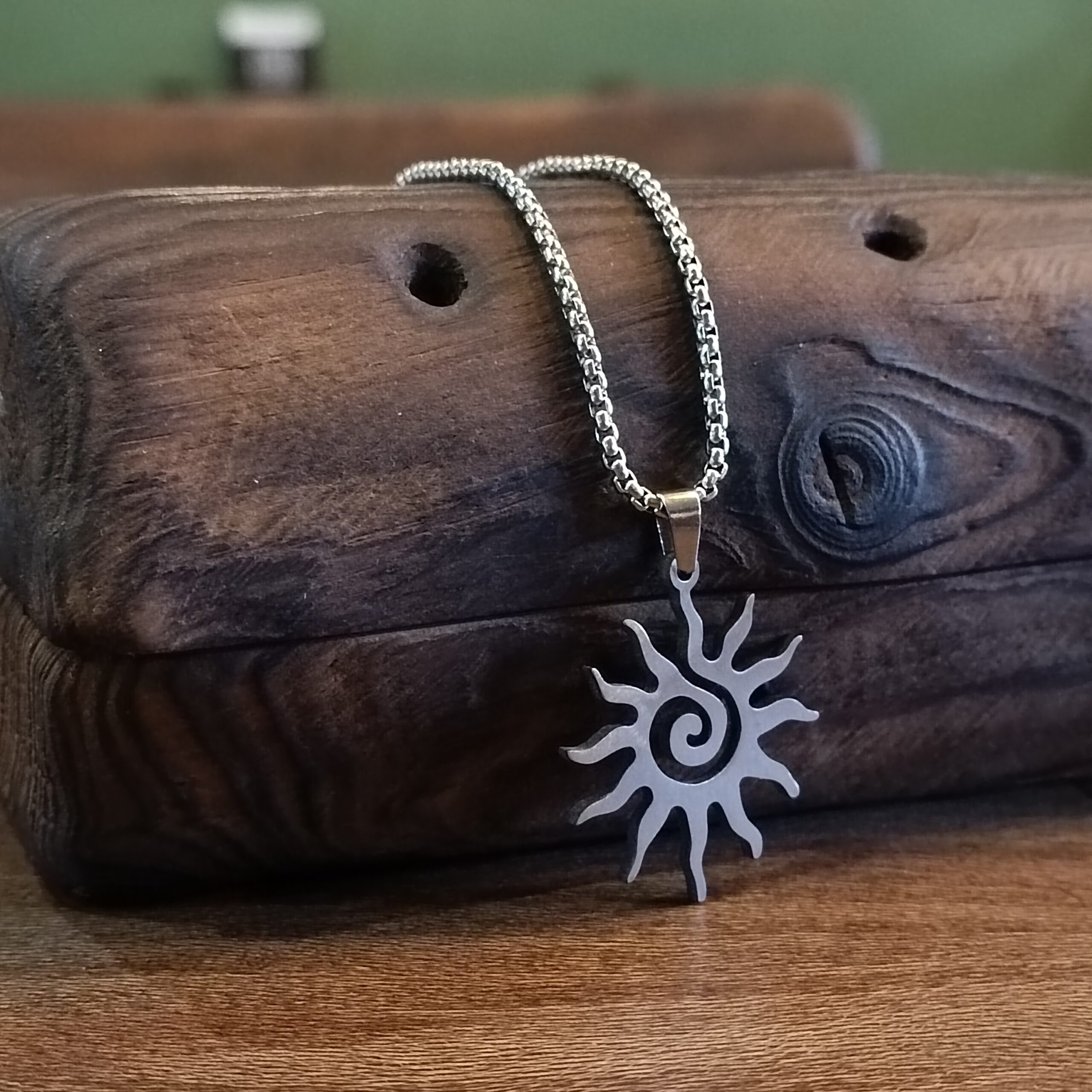 گردنبند خورشید مارپیچی (Spiral Sun) گردنبند خورشید مارپیچی (Spiral Sun)